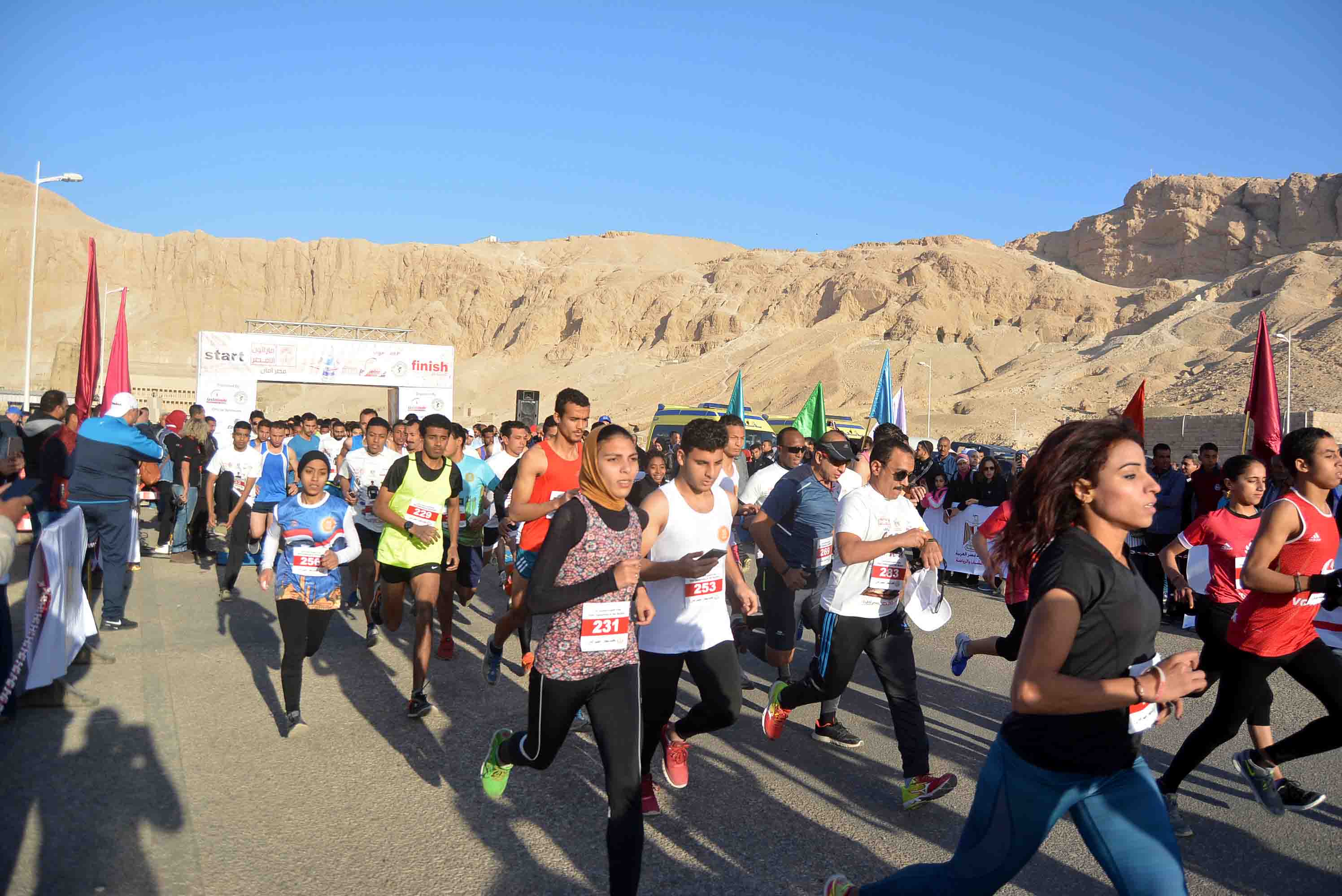 رئيس مدينة الأقصر يشهد فعاليات بطولة الجمهورية للنصف ماراثون تحت شعار مصر أمان (2)