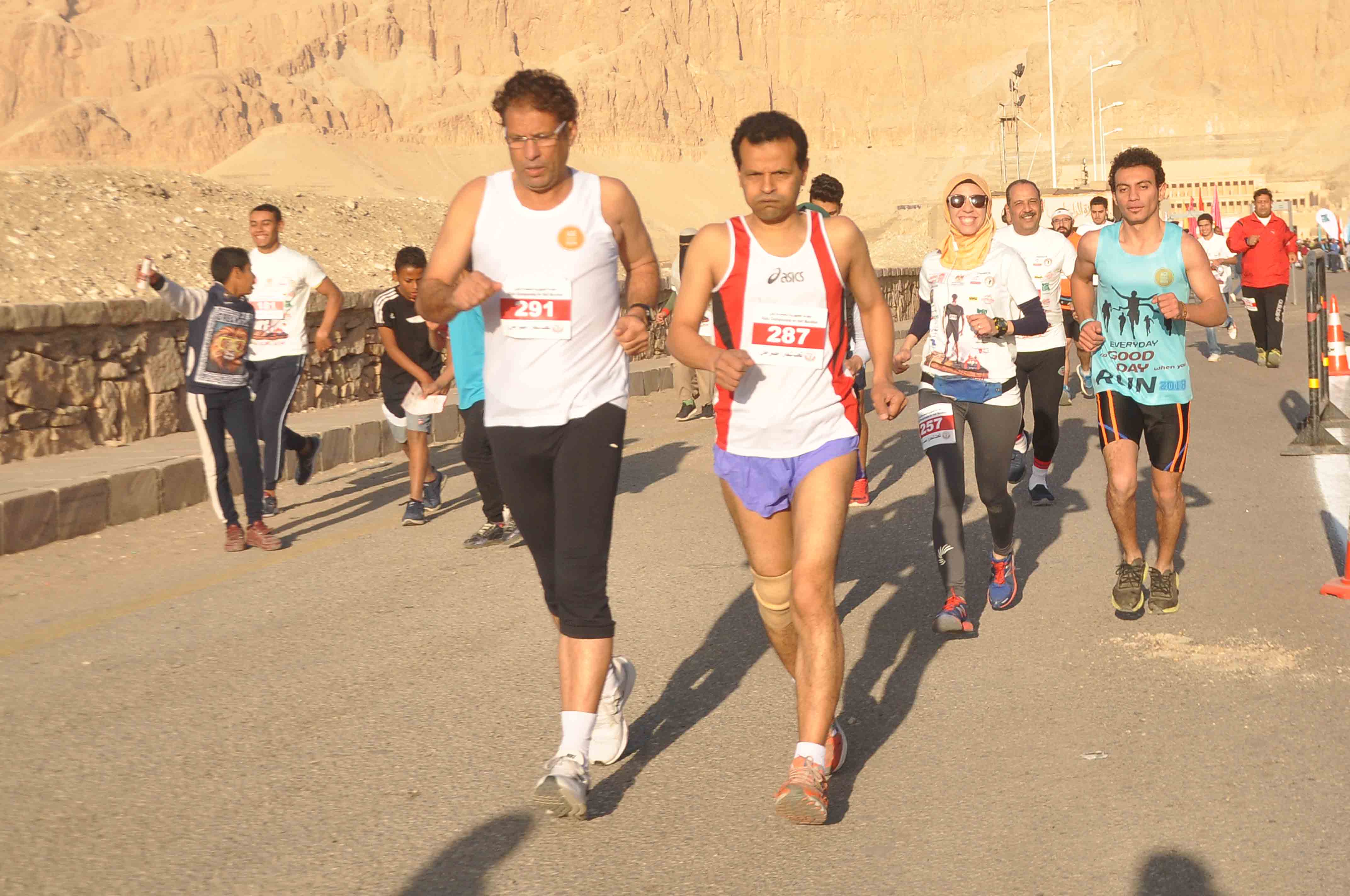 رئيس مدينة الأقصر يشهد فعاليات بطولة الجمهورية للنصف ماراثون تحت شعار مصر أمان (4)