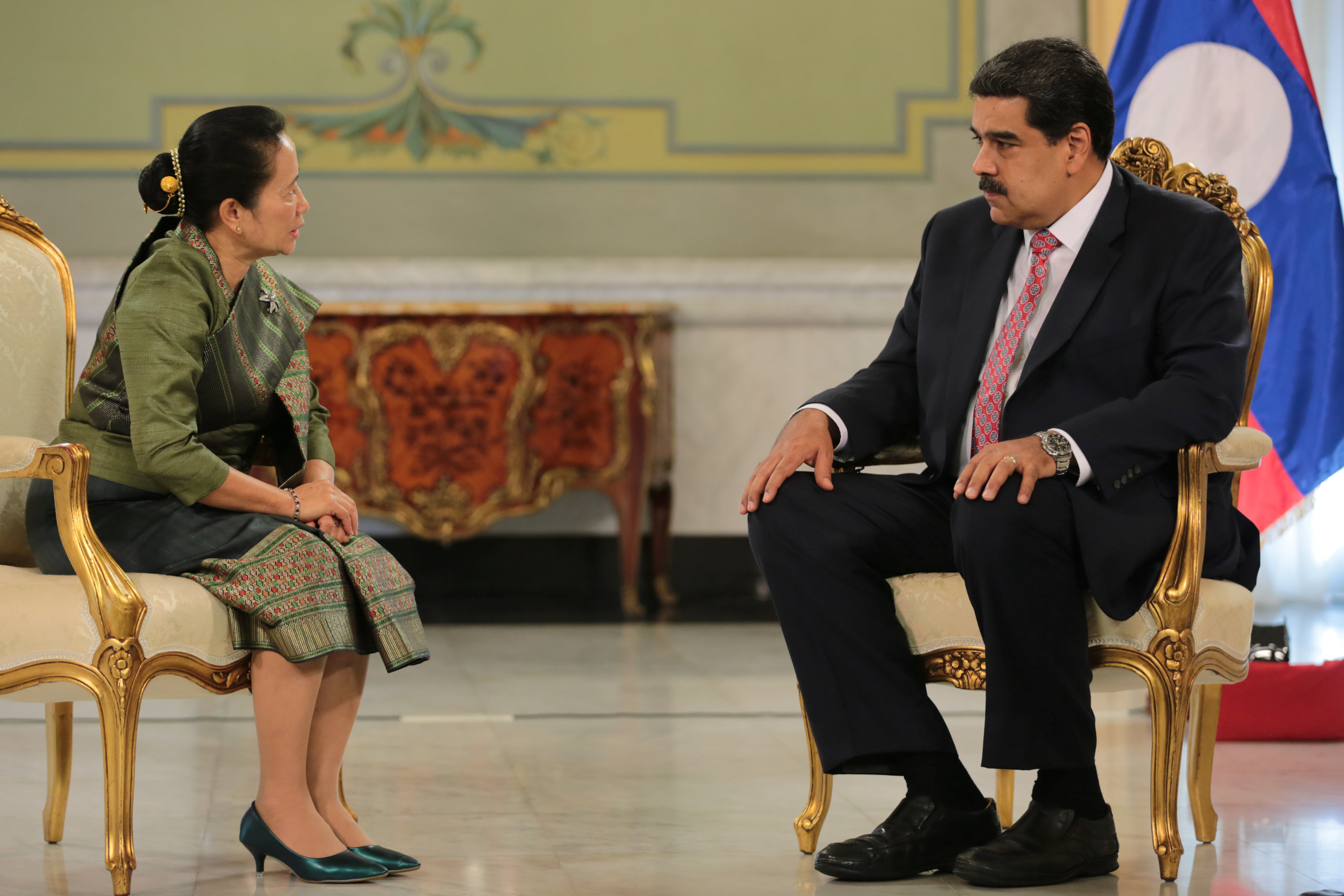 رئيس فنزويلا يتحدث إلى سفيرة سورينام