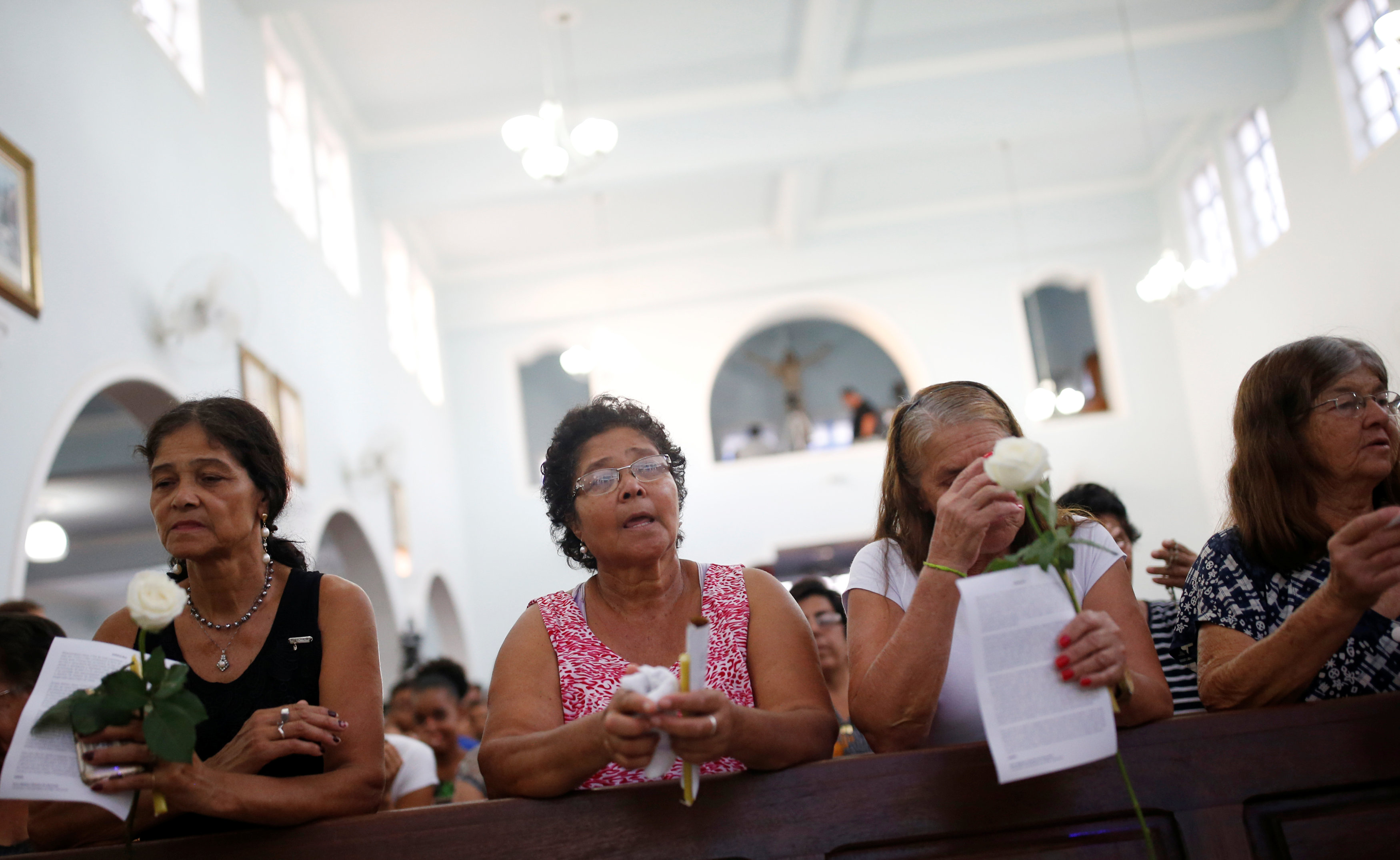 مواطنون داخل أحد الكنائس لتأبين الضحايا