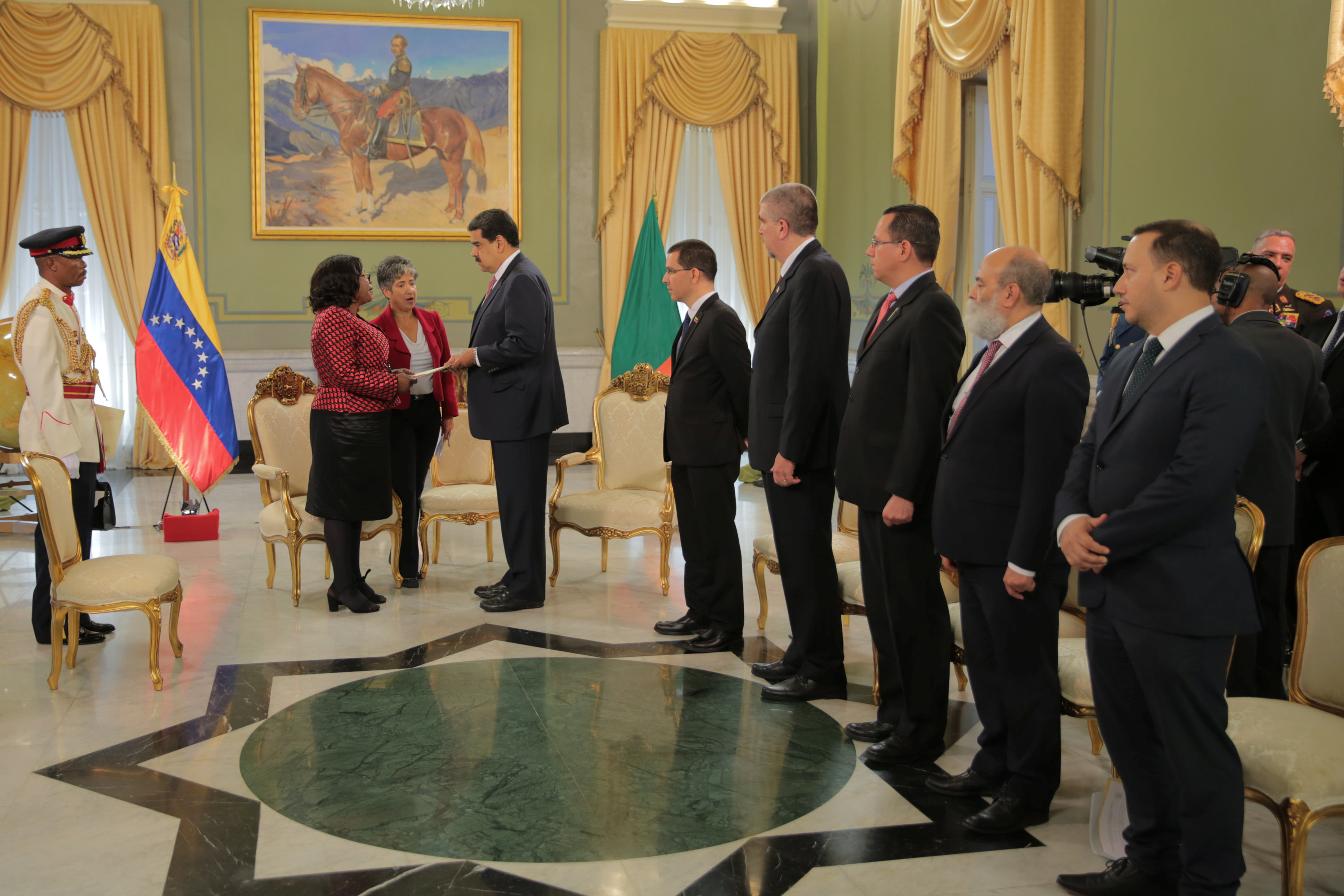 نيكولاس مادورو يلتقى السفيرة الزامبية لدى كاراكاس