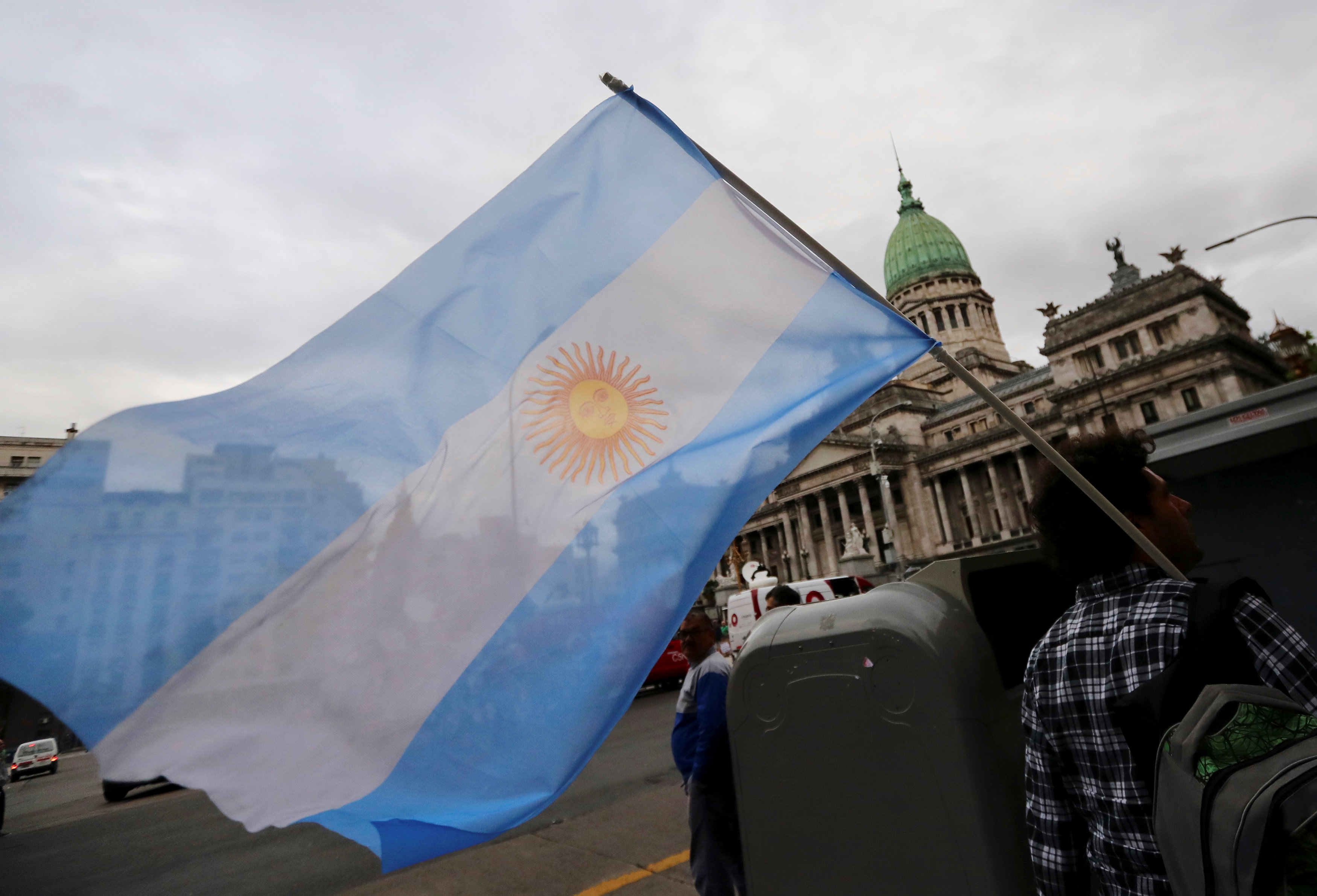 متظاهر يحمل علم الأرجنتين
