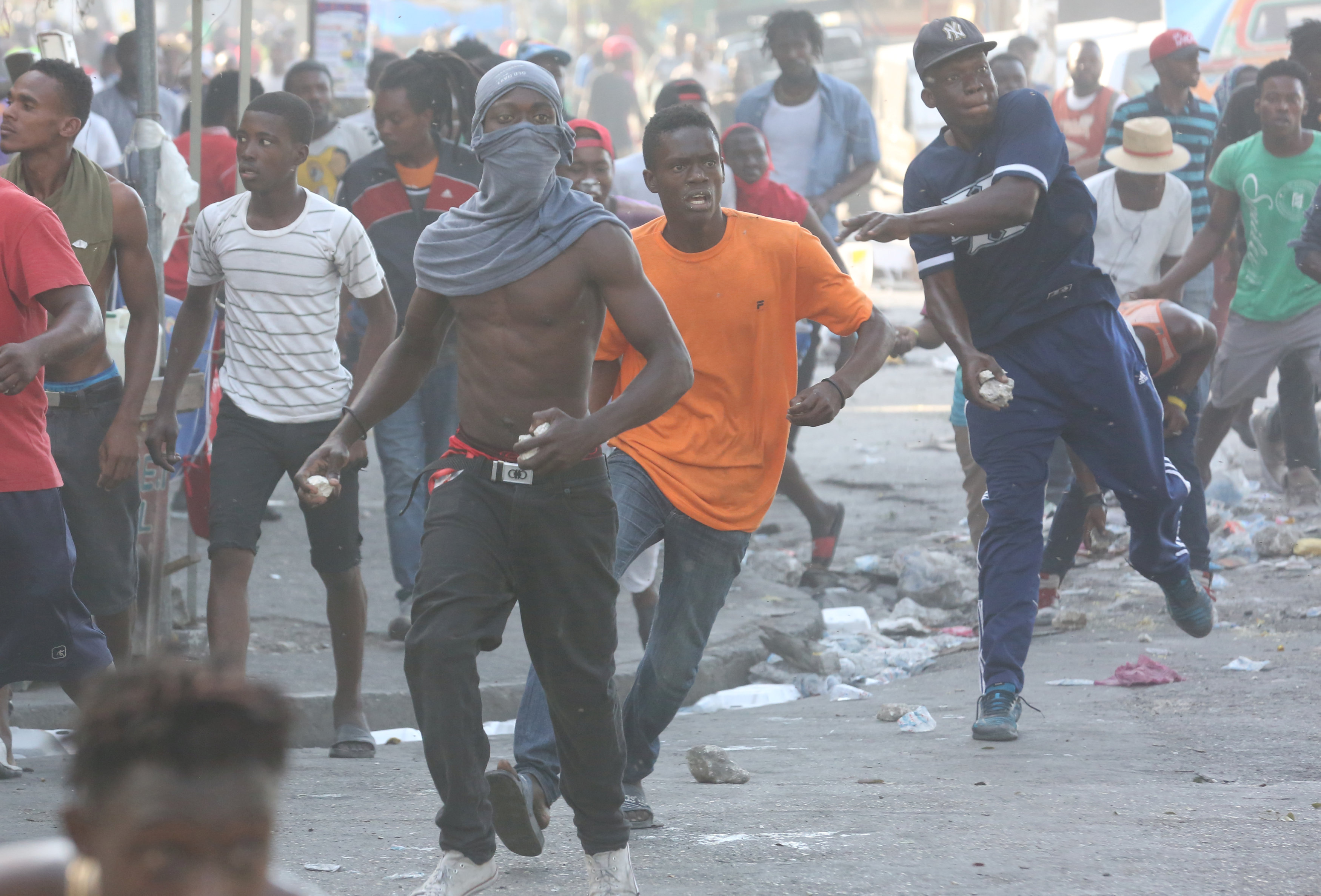 شوارع هايتى تتحول لساحة حرب خلال مظاهرات عنيفة  (8)