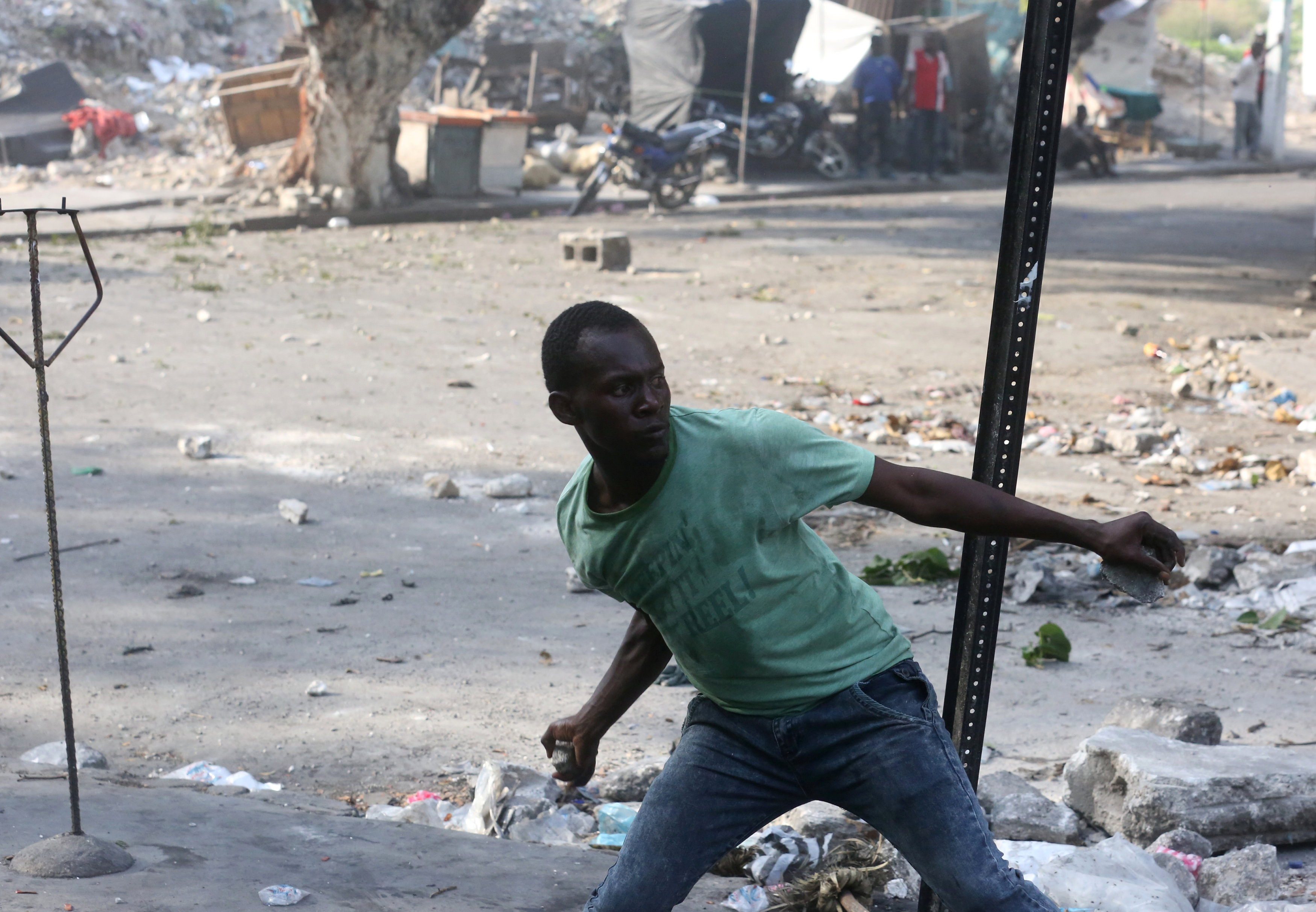شوارع هايتى تتحول لساحة حرب خلال مظاهرات عنيفة  (3)