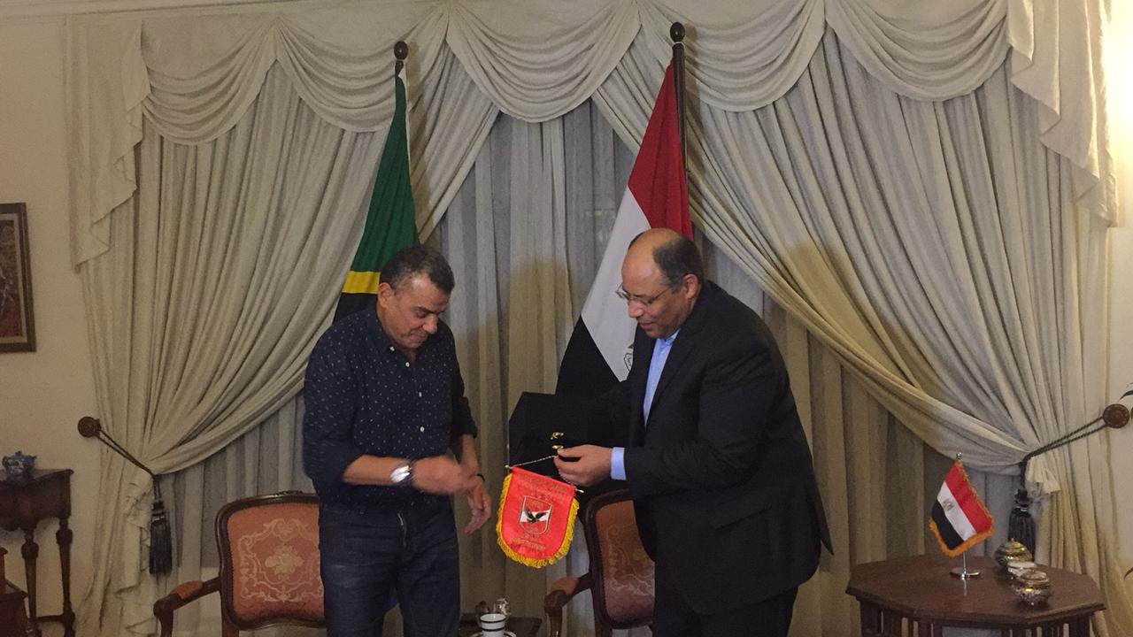 خالد مرتجى مع سفير مصر بتنزانيا (9)