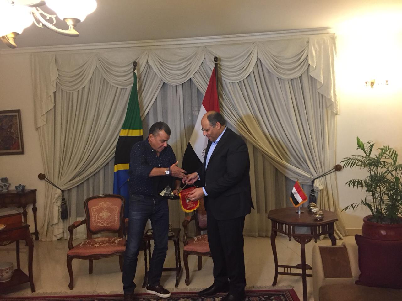 خالد مرتجى مع سفير مصر بتنزانيا (4)