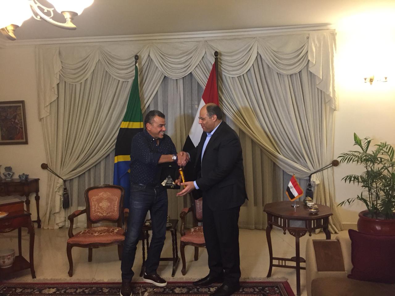 خالد مرتجى مع سفير مصر بتنزانيا (10)