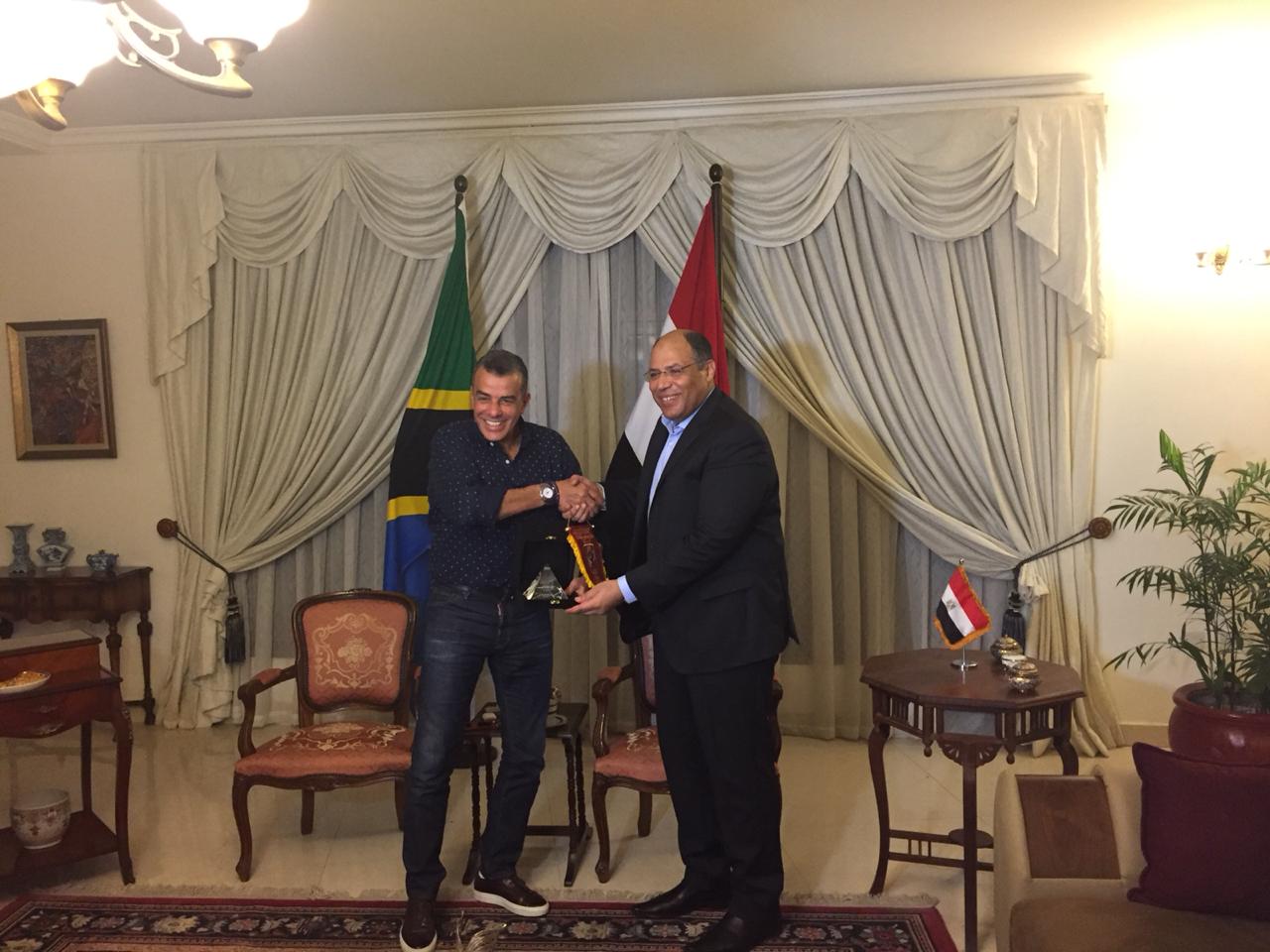 خالد مرتجى مع سفير مصر بتنزانيا (5)