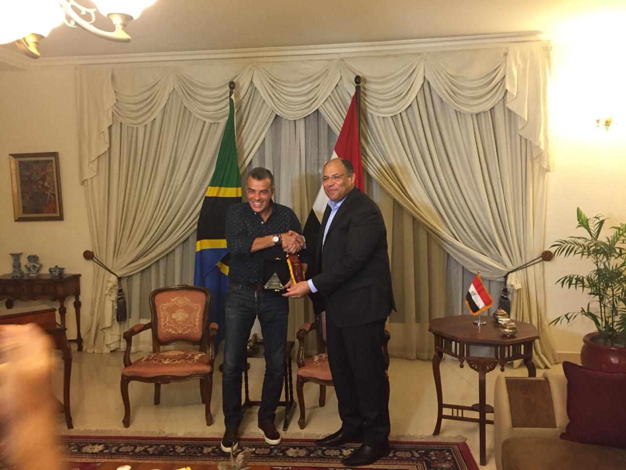 خالد مرتجى مع سفير مصر بتنزانيا (8)