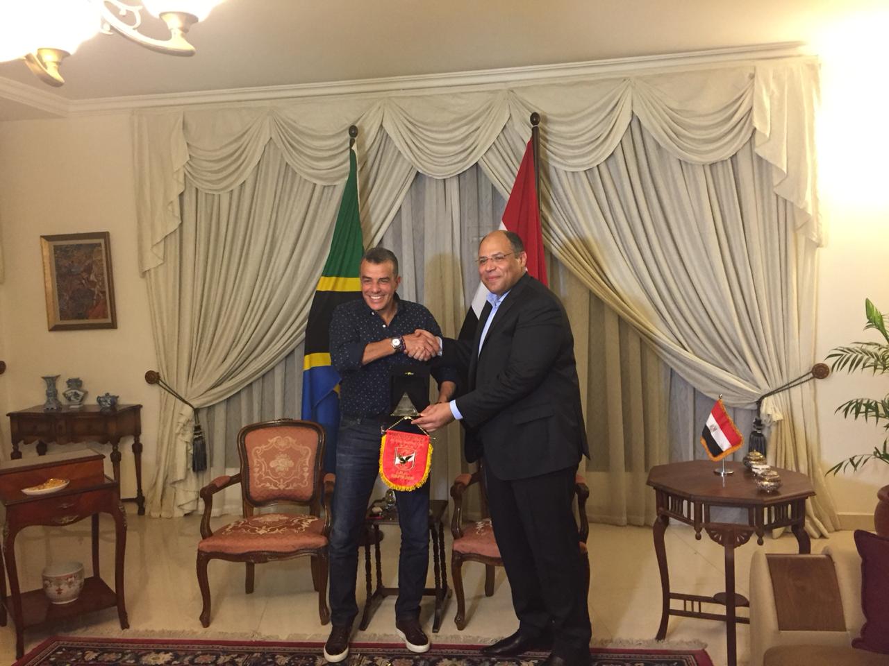 خالد مرتجى مع سفير مصر بتنزانيا (2)