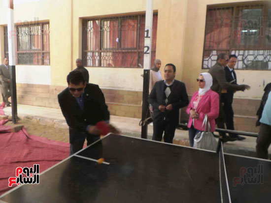 مشاركة وزير الرياضة طالبة مباراة تنس طاولة (5)