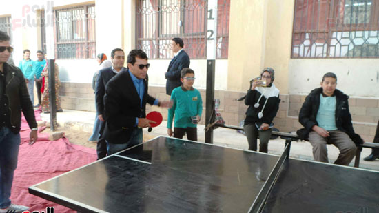 مشاركة وزير الرياضة طالبة مباراة تنس طاولة (4)