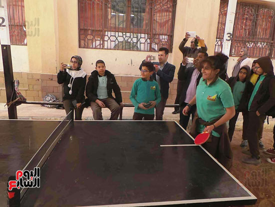 مشاركة وزير الرياضة طالبة مباراة تنس طاولة (2)