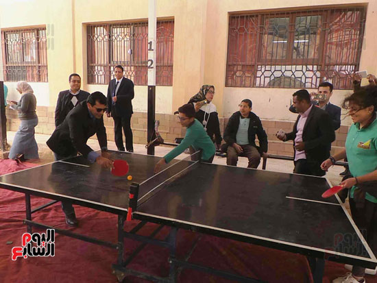 مشاركة وزير الرياضة طالبة مباراة تنس طاولة (1)