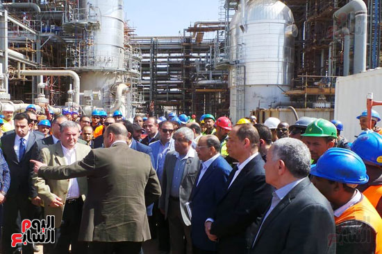  الدكتور مصطفي مدبولي  يلتقط صورة تذكارية مع العاملين بمجمع مصانع كيما 2 (5)