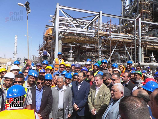  الدكتور مصطفي مدبولي  يلتقط صورة تذكارية مع العاملين بمجمع مصانع كيما 2 (1)