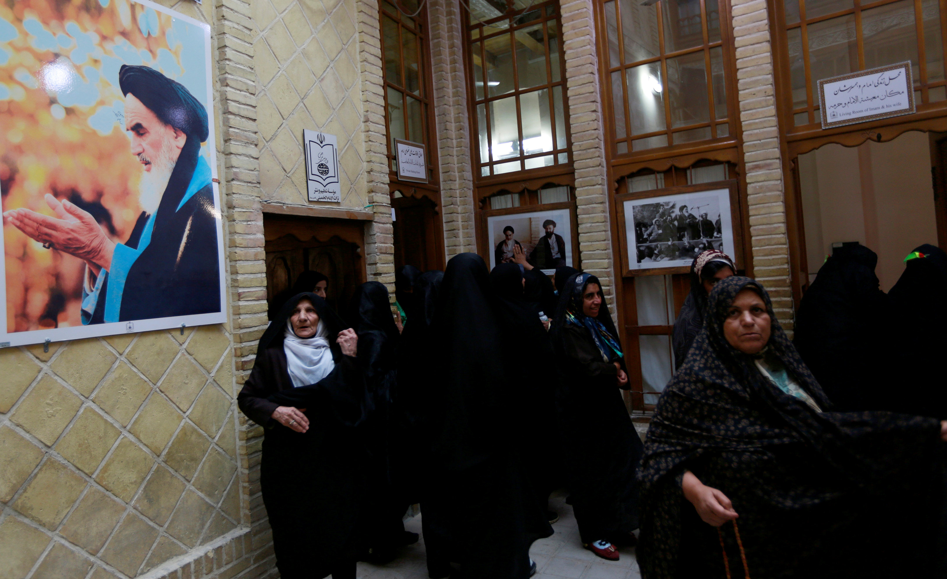 الإيرانيون يحجون لمنزل الخمينى فى ذكرى الثورة
