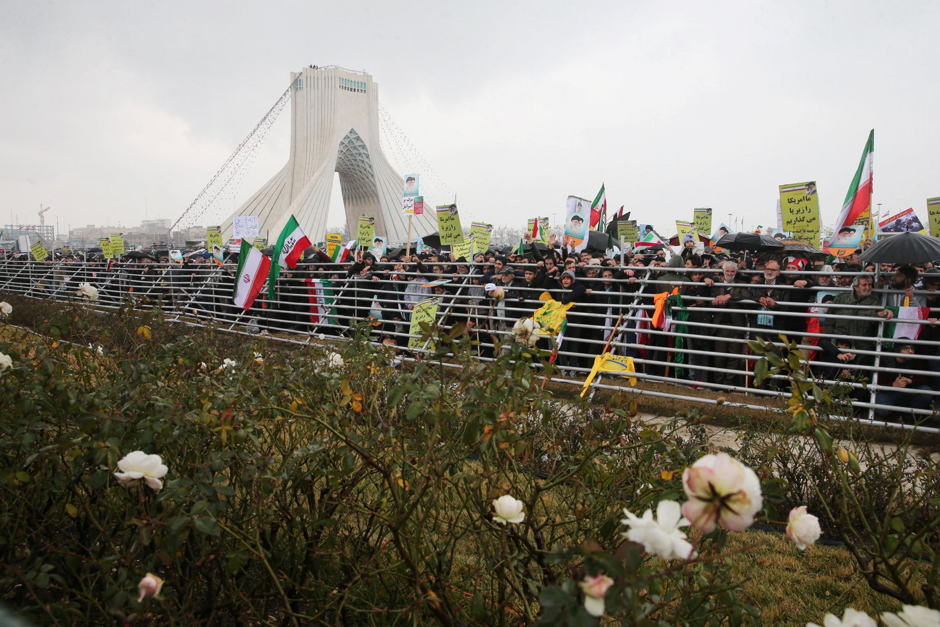 أعداد كبيرة من الإيرانيين احتشدوا احتفالا بذكرى الثورة