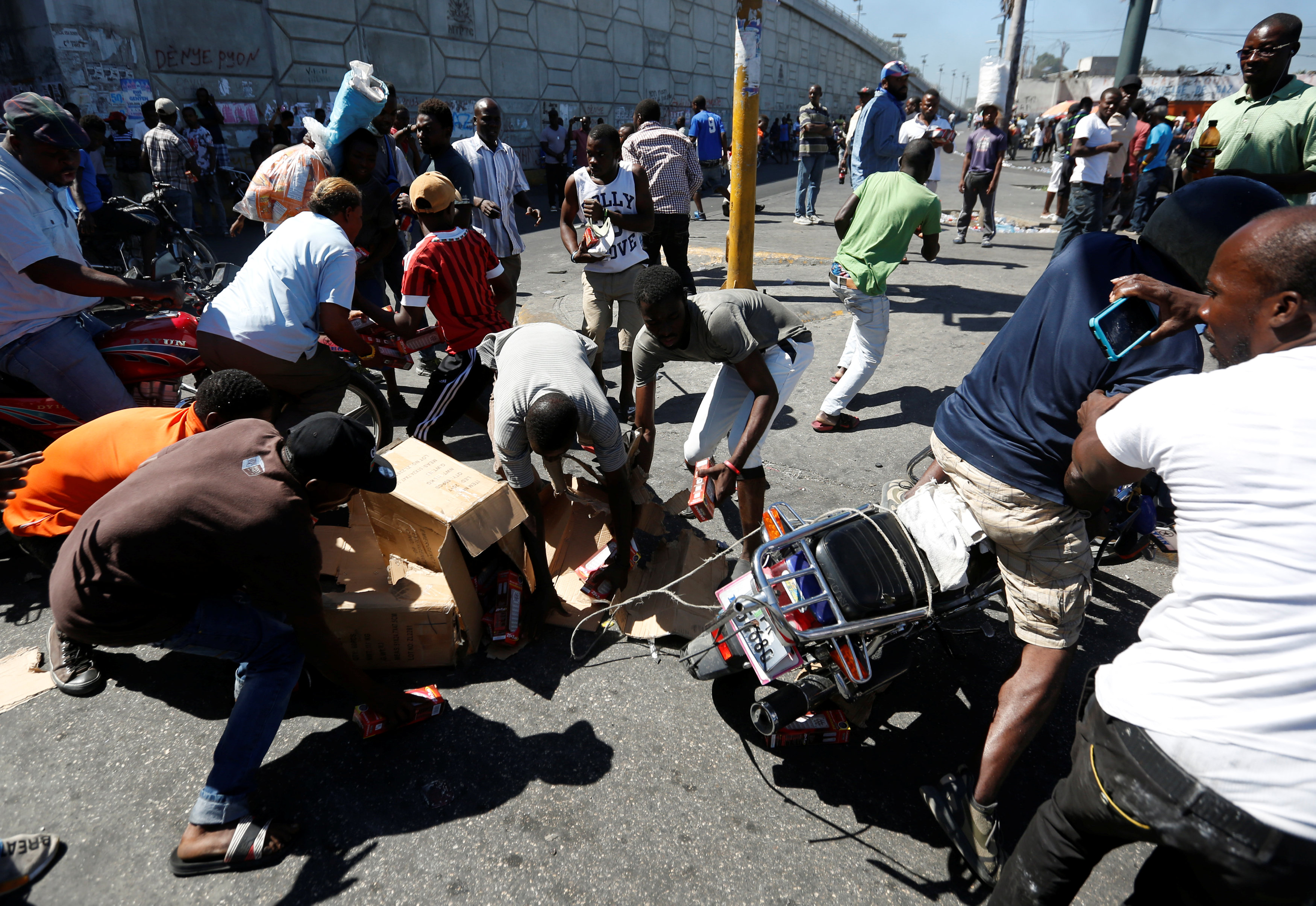 الاحتجاجات العنيفة ضد السلطة فى هايتى  (10)