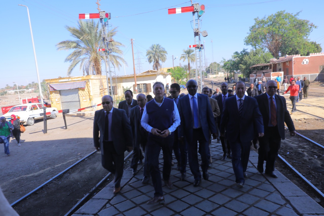 وزير النقل ونظيره السودانى فى جولة تفقدية بمحطة السد العالى للسكة الحديد (2)