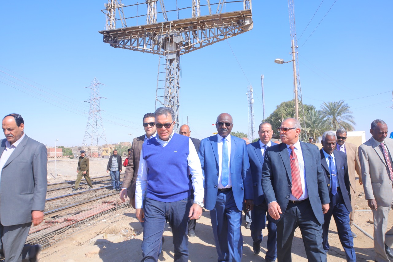 وزير النقل ونظيره السودانى فى جولة تفقدية بمحطة السد العالى للسكة الحديد (6)