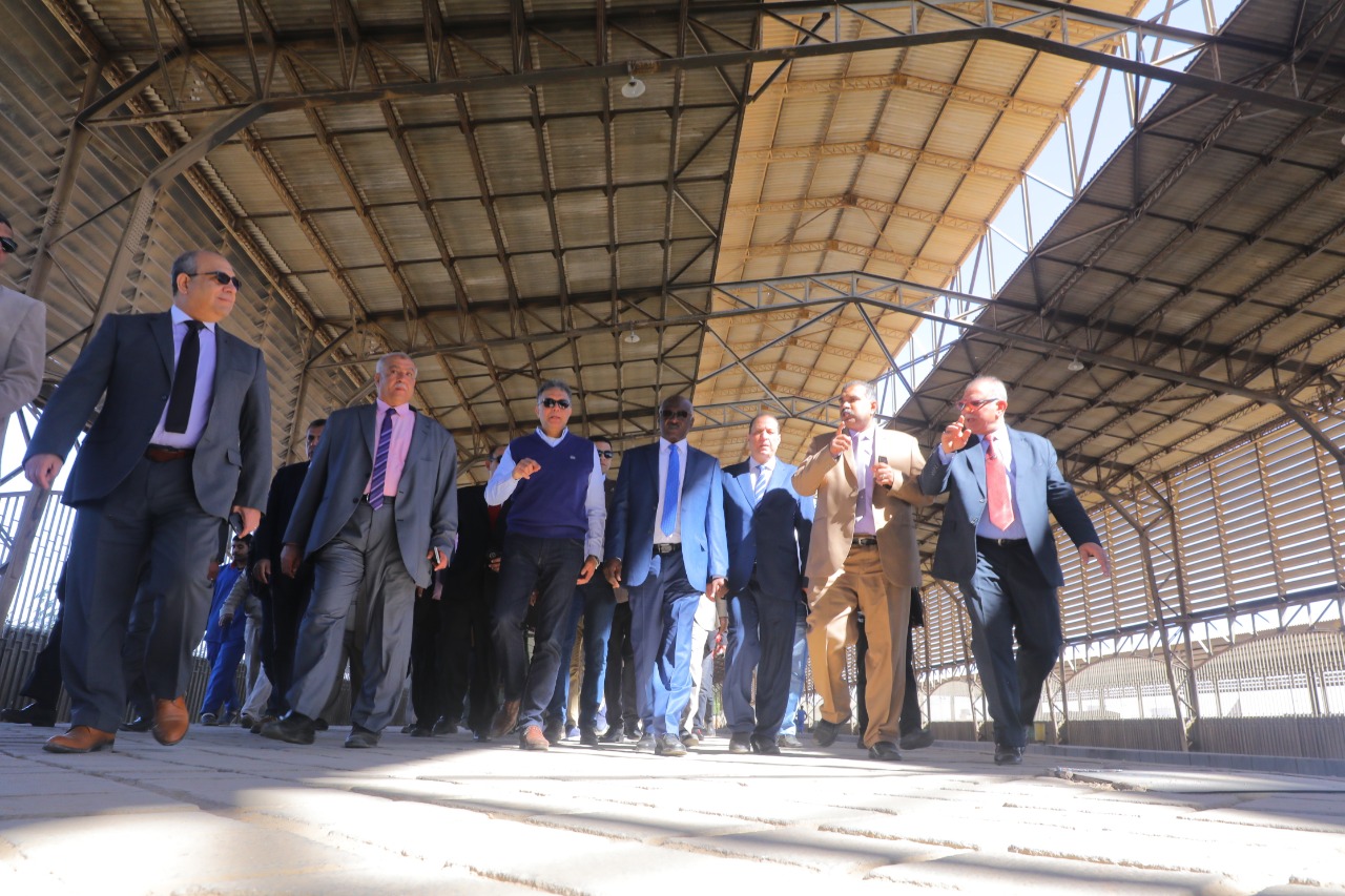 وزير النقل ونظيره السودانى فى جولة تفقدية بمحطة السد العالى للسكة الحديد (3)