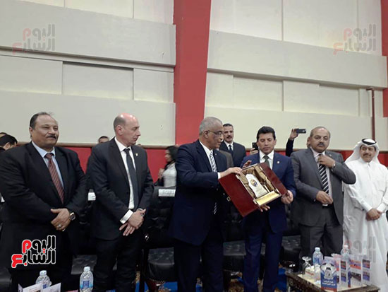وزير الرياضة يفتتح البطولة العربية للملاكمة ويكرم أسر الشهداء (25)
