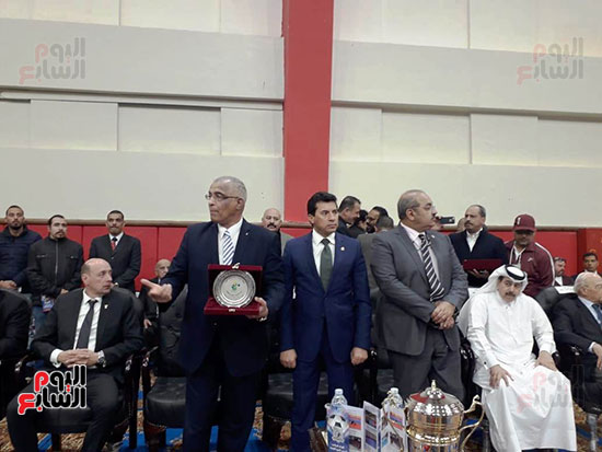 وزير الرياضة يفتتح البطولة العربية للملاكمة ويكرم أسر الشهداء (19)