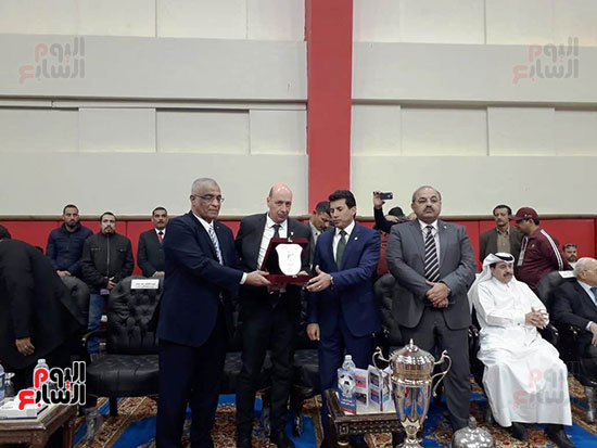وزير الرياضة يفتتح البطولة العربية للملاكمة ويكرم أسر الشهداء (21)