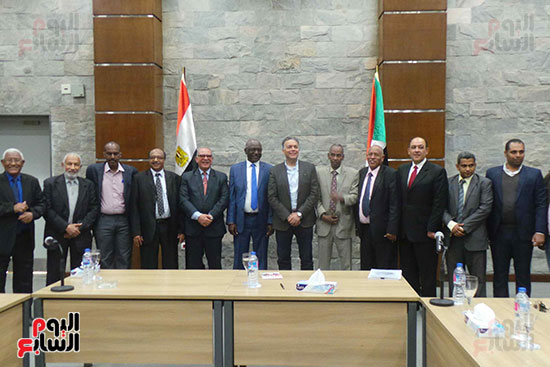 وزيرا النقل المصرى والسودانى يشهدان توقيع عقد تعاون ثنائى (4)