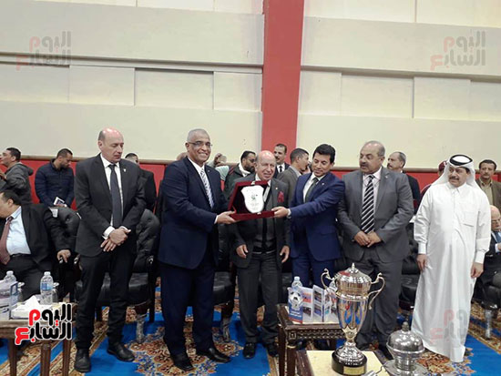 وزير الرياضة يفتتح البطولة العربية للملاكمة ويكرم أسر الشهداء (18)
