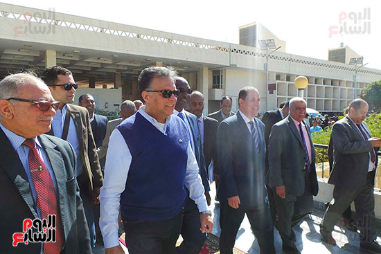 وزيرا-النقل-المصري-والسوداني-في-جولة-تفقدية-بمحطة-السد-العالى-ويوقعان-اتفاقية-نقل-بضائع-(4)
