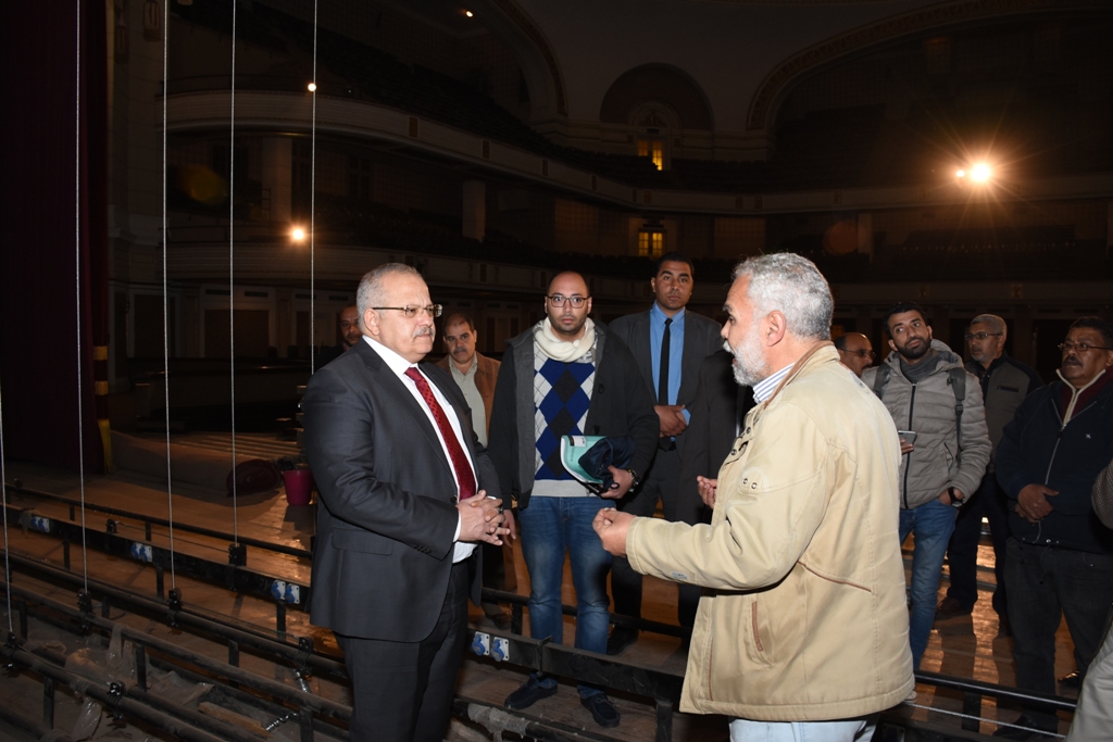  الخشت يتفقد أعمال تطوير مسرح قاعة الاحتفالات الكبرى بجامعة القاهرة (3)
