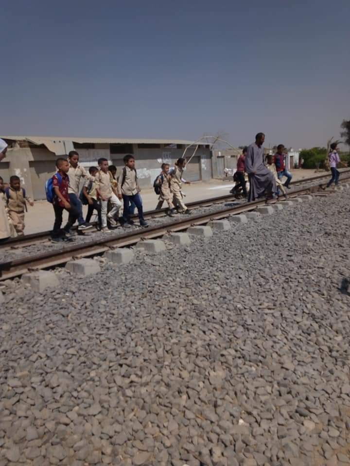 أطفال المدارس يعبرون شريط السكة الحديد