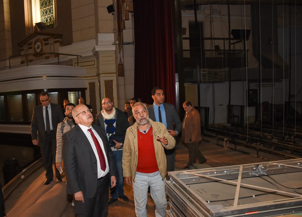  الخشت يتفقد أعمال تطوير مسرح قاعة الاحتفالات الكبرى بجامعة القاهرة (2)
