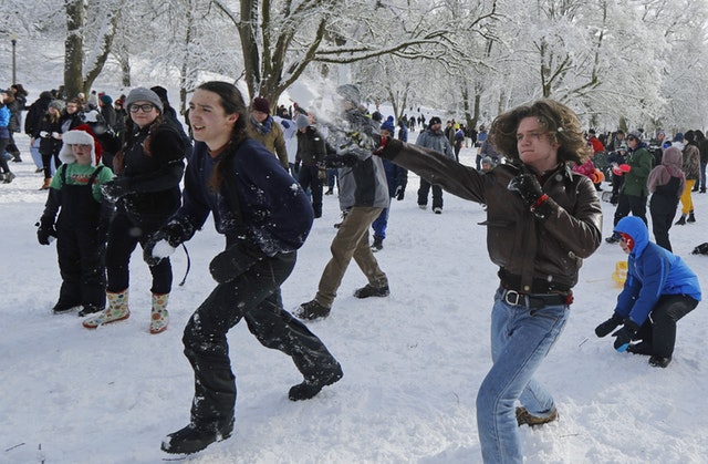 المئات شاركوا فى حرب كرات الثلوج فى واشنطن (2)