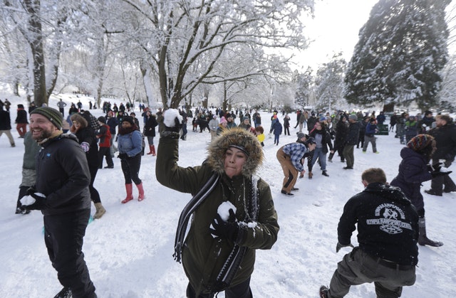 المئات شاركوا فى حرب كرات الثلوج فى واشنطن (7)