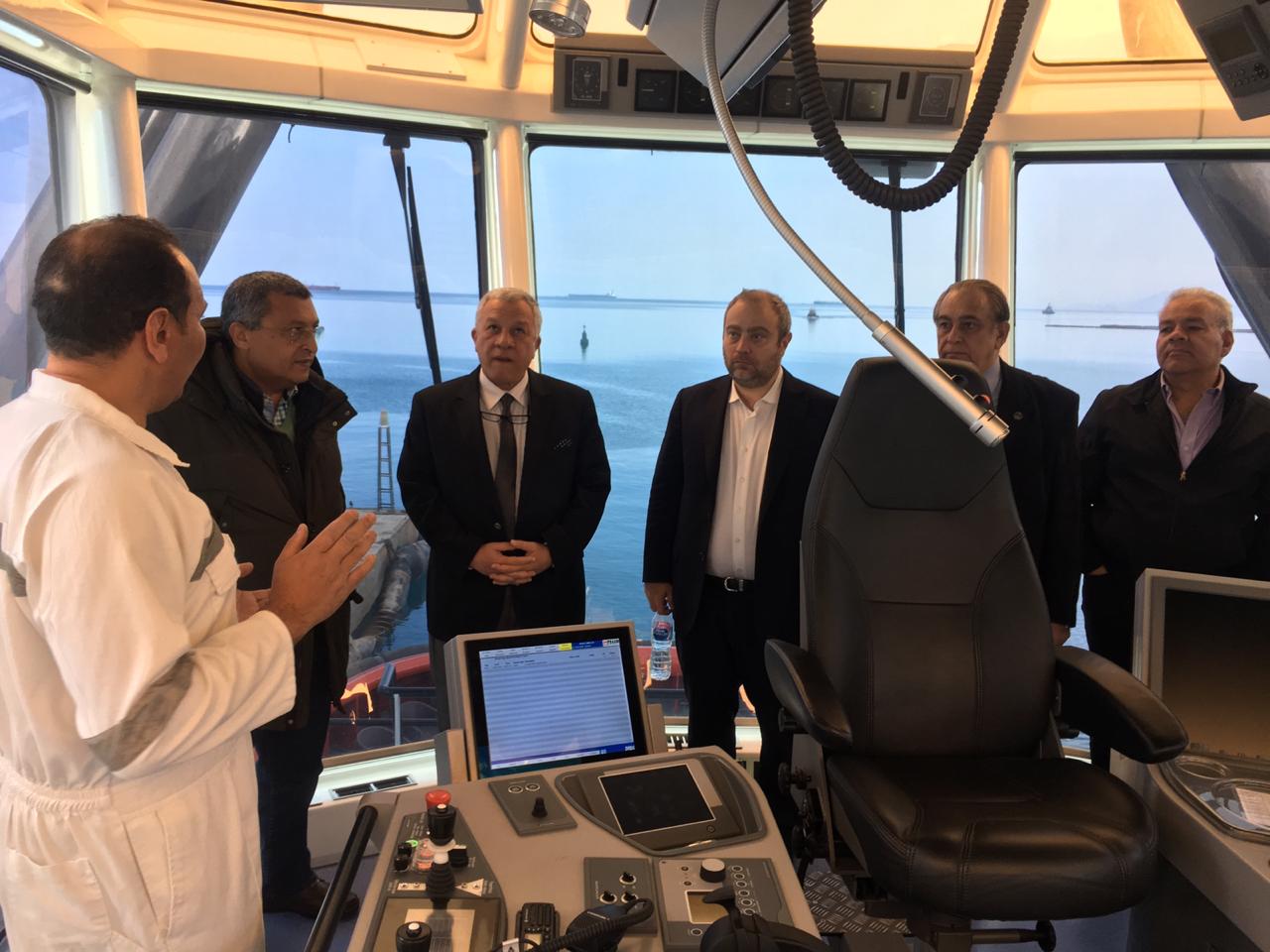 رئيس موانئ البحر الأحمر يعاين مواصفات القاطرات البحرية المخصصة لمجمع البتروكيماويات بالسخنة (10)