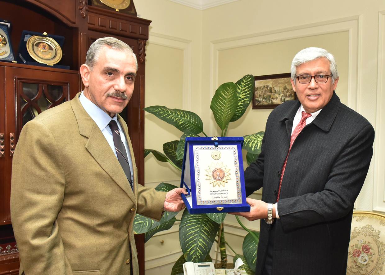 محافظ أسيوط يستقبل سفير باراجواي (5)