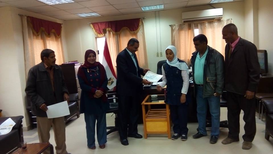 رئيس مدينة الزينية يكرم الطالبة الحاصلة على المركز الأول بالشهادة الإعدادية (3)