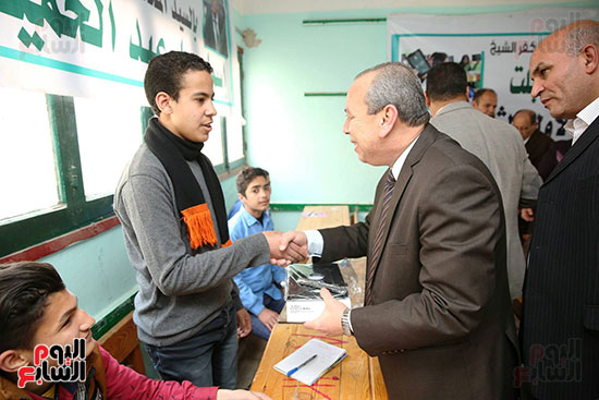محافظ كفر الشيخ يسلم التابلت لطلاب مدرسة شهيد السلام الثانوية (3)