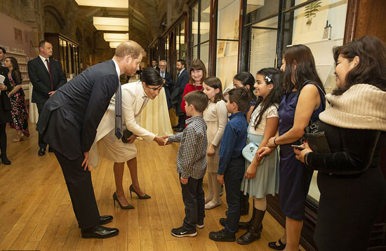 الأمير هارى وزوجته تفاعلا مع الاطفال فى المتحف (2)
