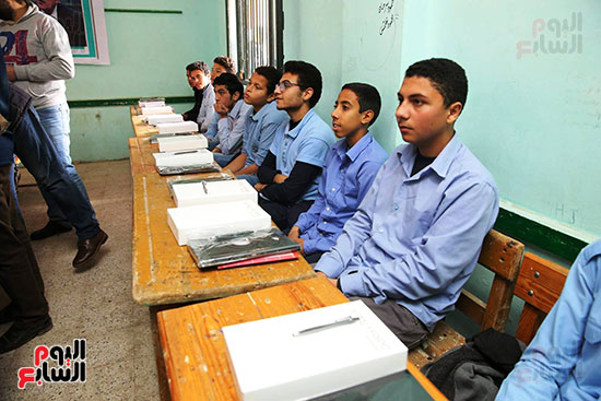 محافظ كفر الشيخ يسلم التابلت لطلاب مدرسة شهيد السلام الثانوية (4)