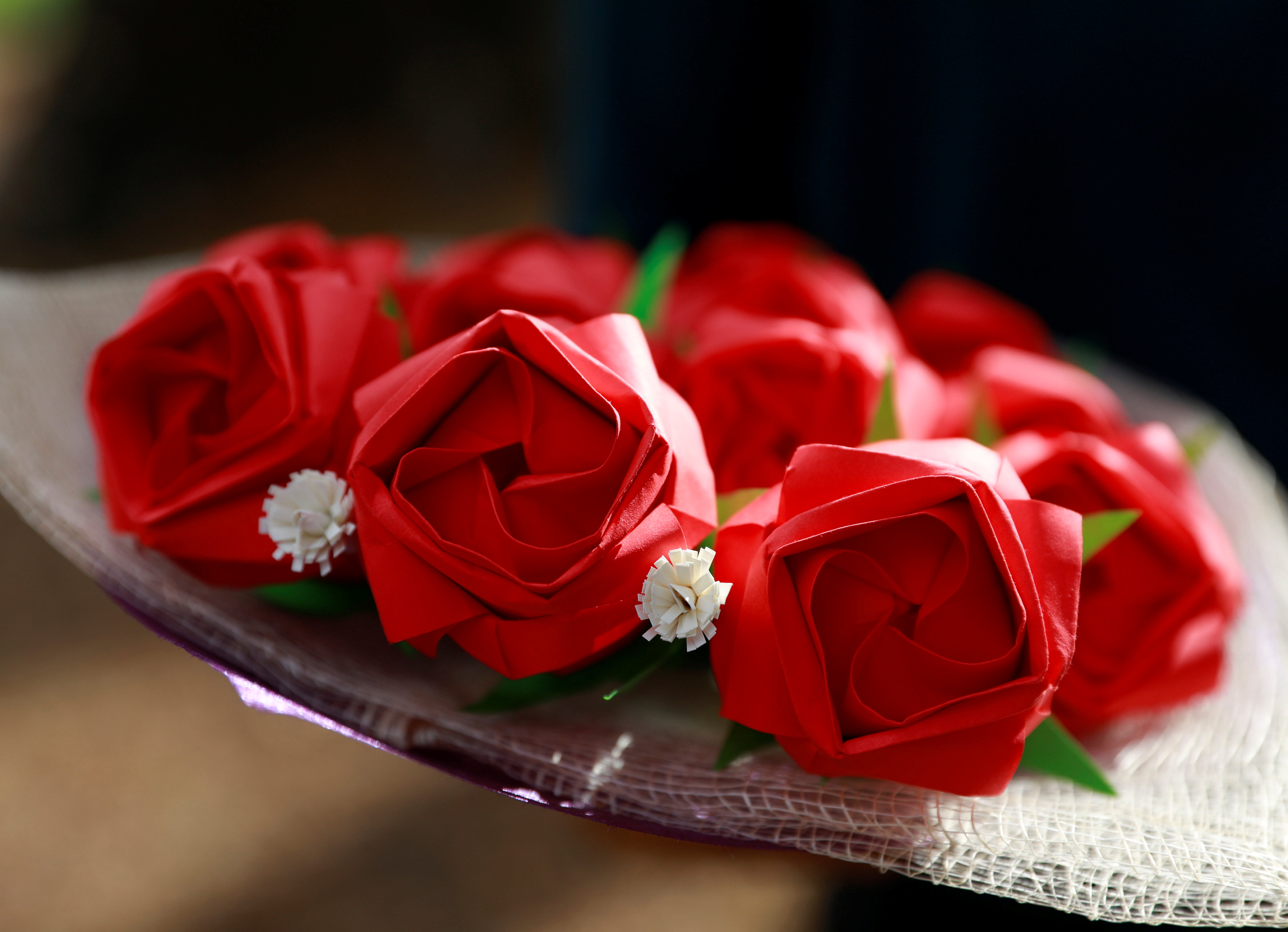 فلبينيون يعبرون عن حبهم الأبدى بباقات زهور ورقية (3)