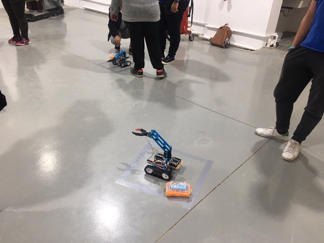 مسابقة روبوتات بين طلاب الفرقة الأولى (1)
