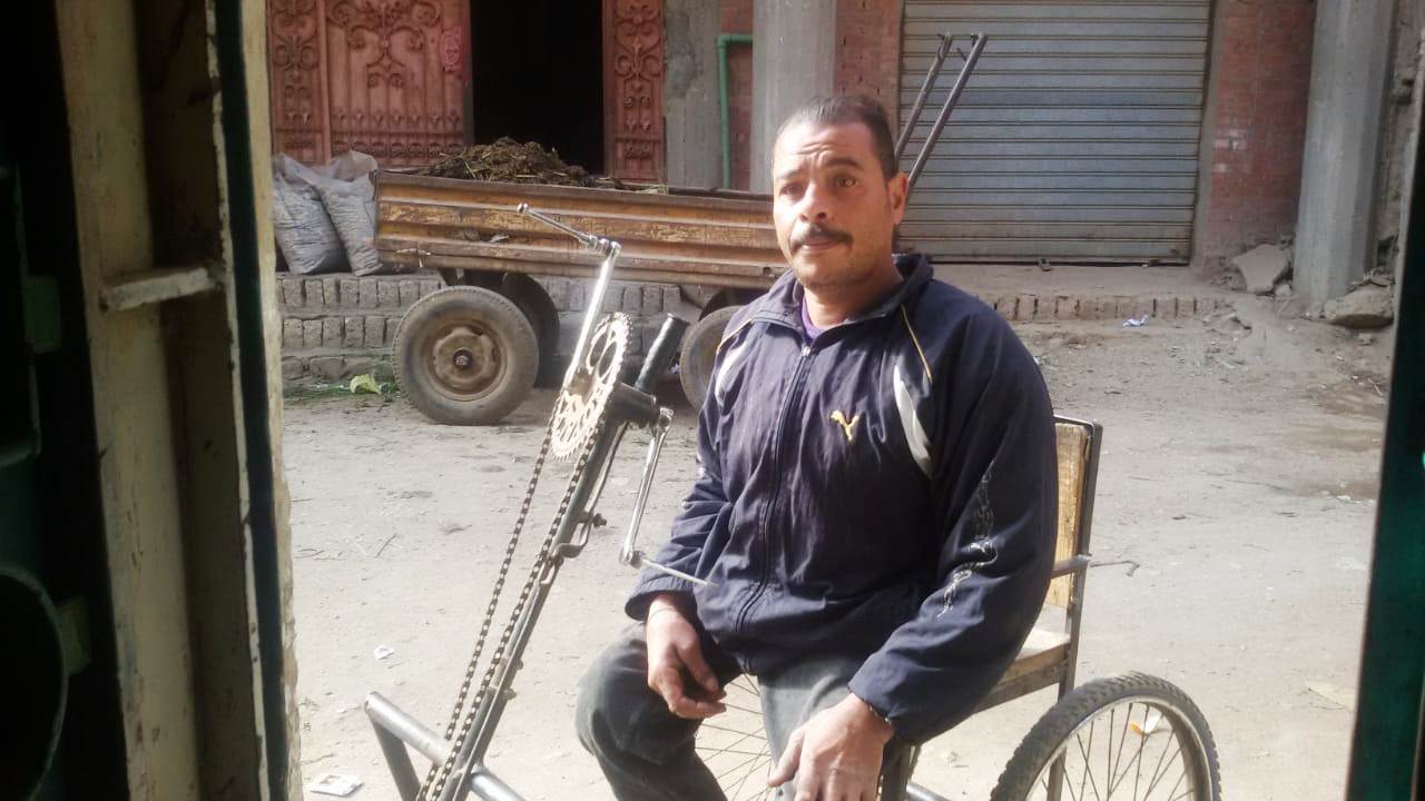 محمد يتحدى الإعاقة بالعمل فى تصليح الأحذية منذ 20 عاما فى بنى سويف (7)