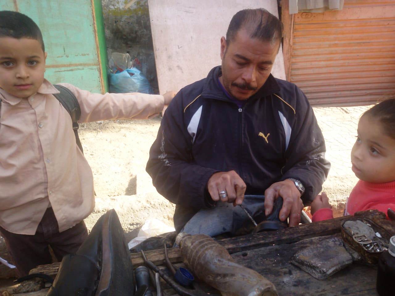 محمد يتحدى الإعاقة بالعمل فى تصليح الأحذية منذ 20 عاما فى بنى سويف (13)