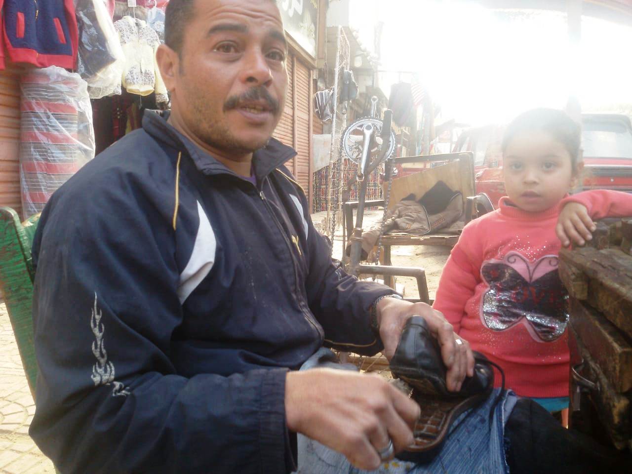 محمد يتحدى الإعاقة بالعمل فى تصليح الأحذية منذ 20 عاما فى بنى سويف (3)