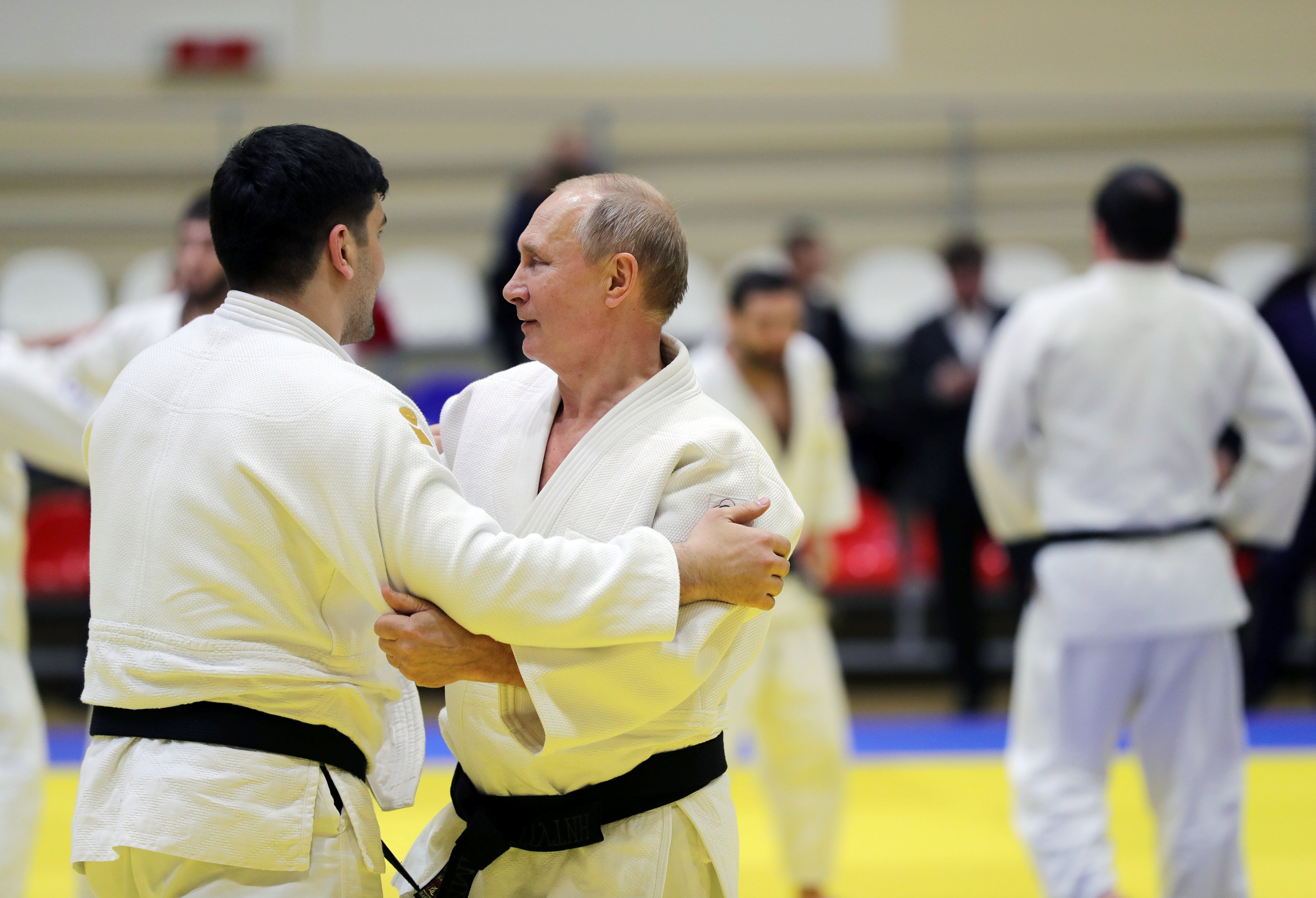 بوتين يمارس رياضة الجودو مع أحد اللاعبين