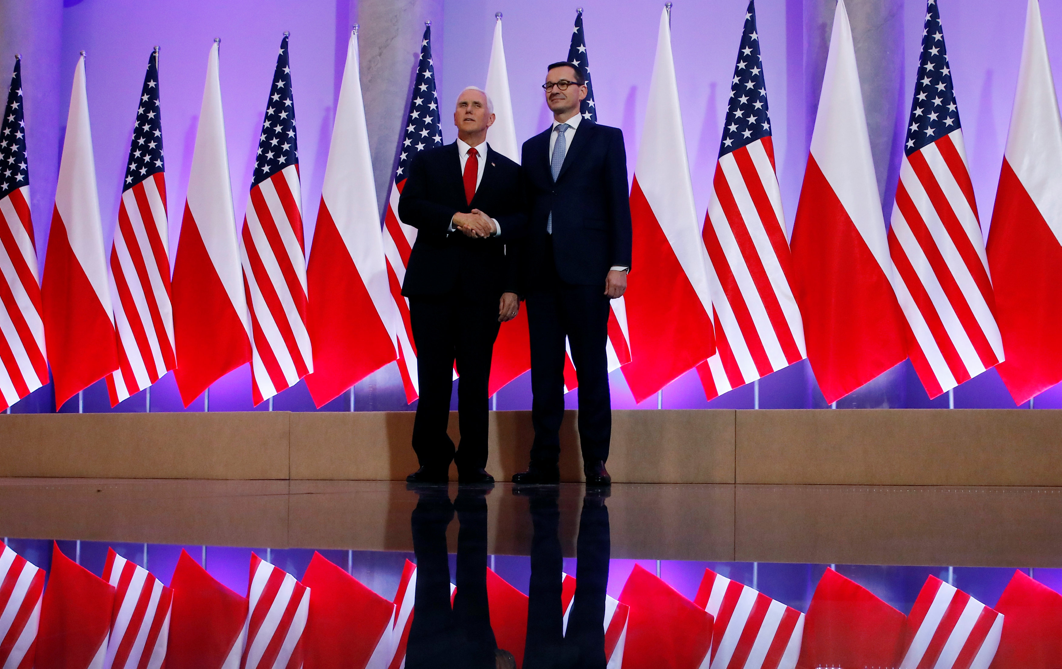 مصافحة بين بنس ورئيس وزراء بولندا